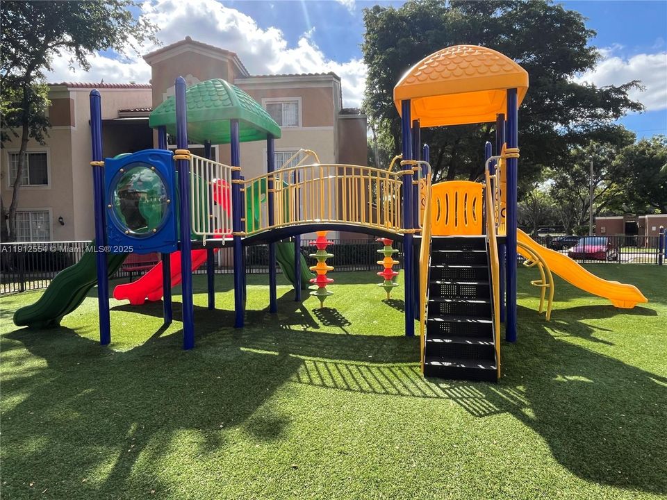 Active With Contract: $1,850 (1 beds, 1 baths, 700 Square Feet)