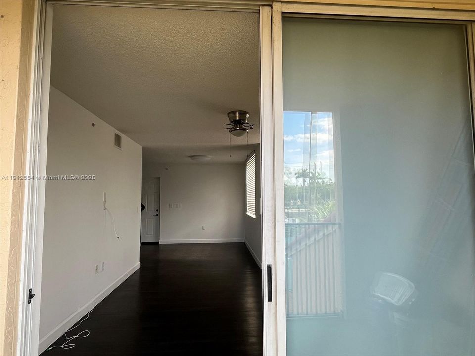 Active With Contract: $1,850 (1 beds, 1 baths, 700 Square Feet)