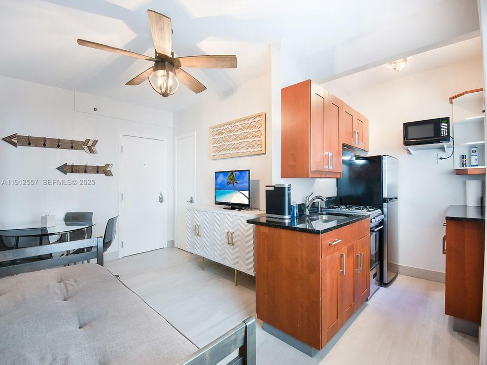 For Sale: $399,000 (1 beds, 1 baths, 410 Square Feet)