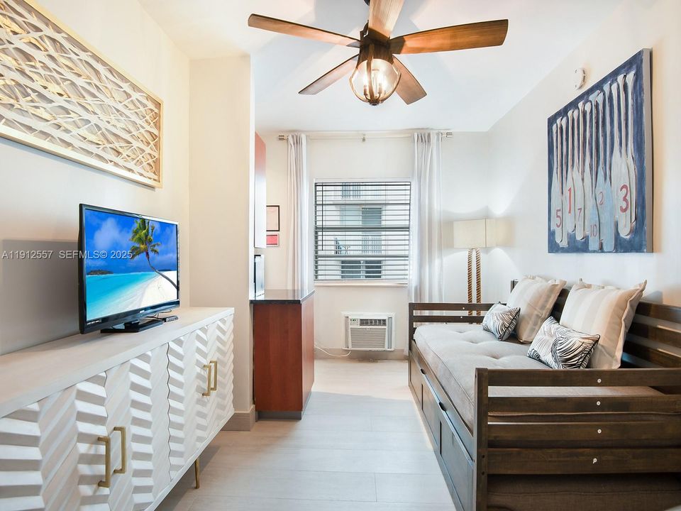 For Sale: $399,000 (1 beds, 1 baths, 410 Square Feet)