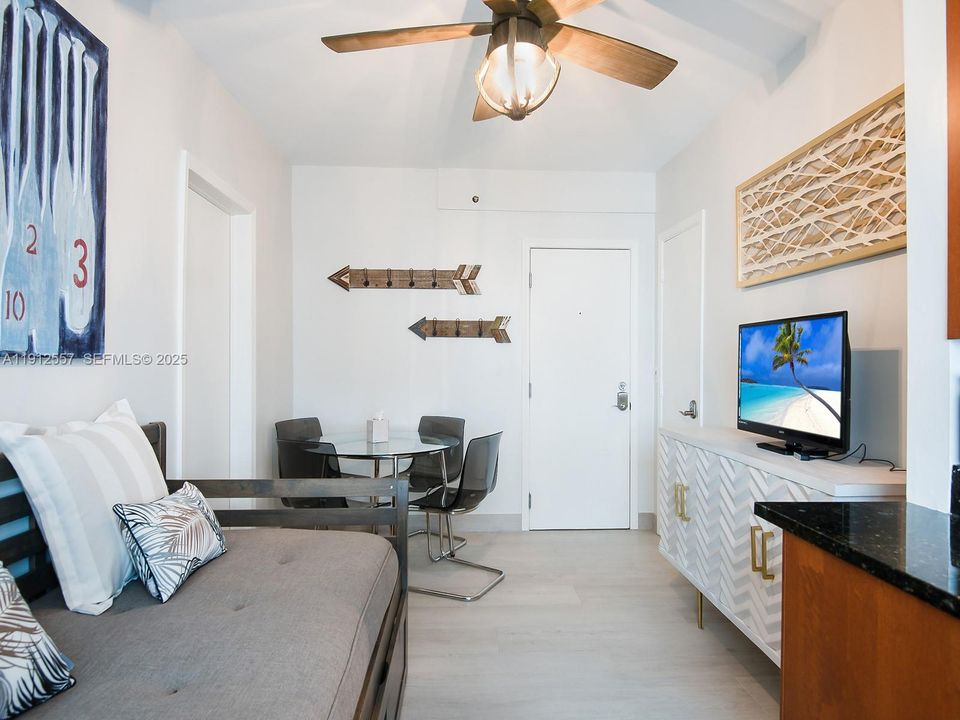 For Sale: $399,000 (1 beds, 1 baths, 410 Square Feet)