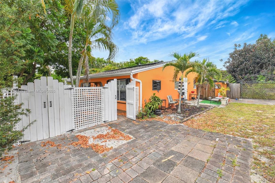 合同活跃: $365,000 (3 贝兹, 1 浴室, 1120 平方英尺)