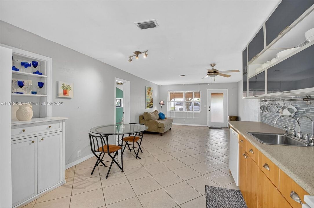 合同活跃: $365,000 (3 贝兹, 1 浴室, 1120 平方英尺)