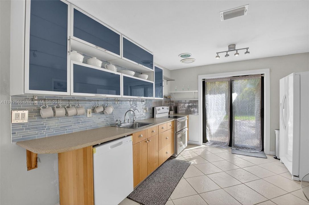 合同活跃: $365,000 (3 贝兹, 1 浴室, 1120 平方英尺)