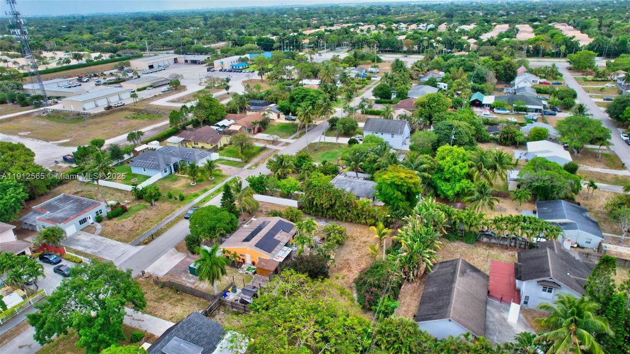 合同活跃: $365,000 (3 贝兹, 1 浴室, 1120 平方英尺)