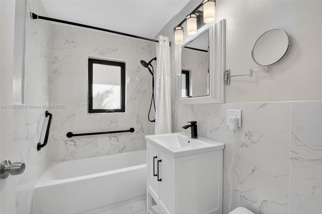 合同活跃: $365,000 (3 贝兹, 1 浴室, 1120 平方英尺)