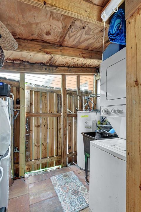 合同活跃: $365,000 (3 贝兹, 1 浴室, 1120 平方英尺)