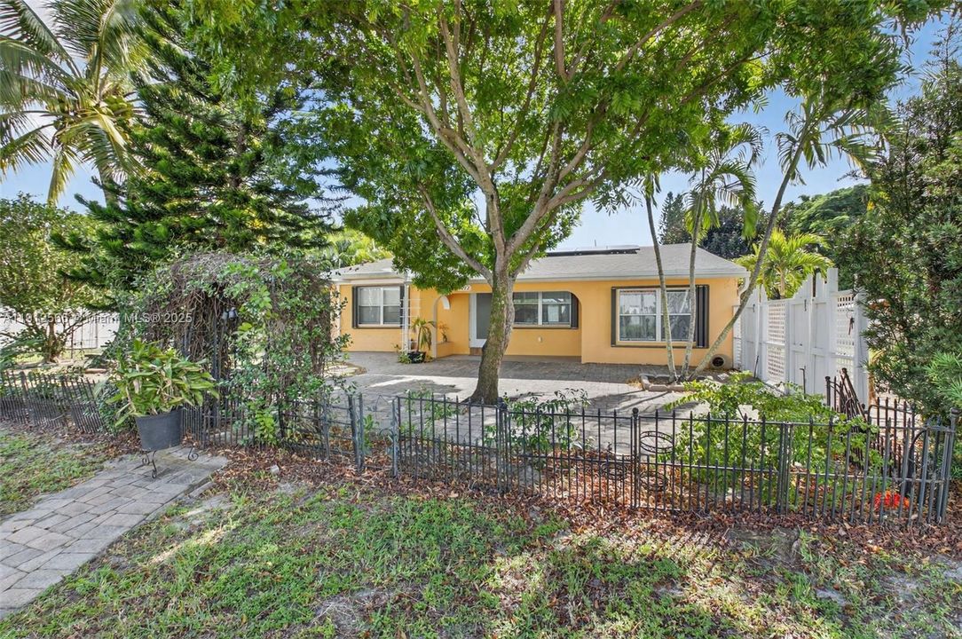 合同活跃: $365,000 (3 贝兹, 1 浴室, 1120 平方英尺)