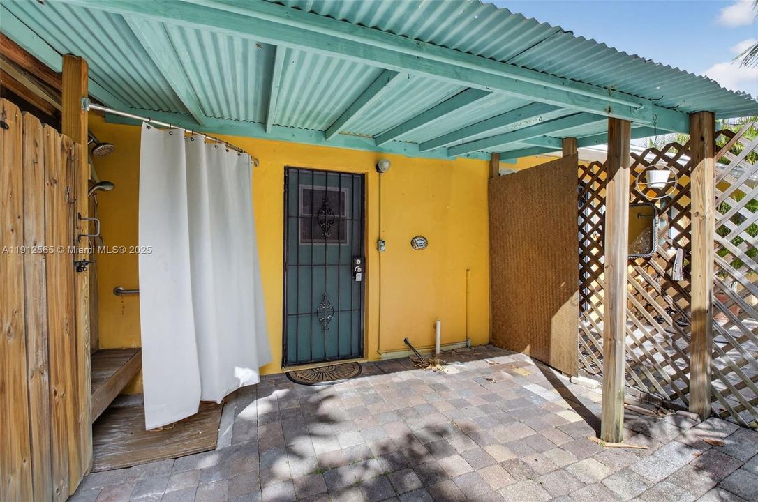 合同活跃: $365,000 (3 贝兹, 1 浴室, 1120 平方英尺)