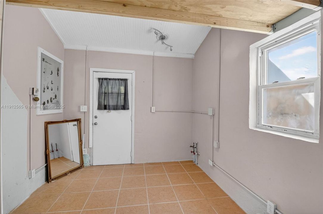 合同活跃: $365,000 (3 贝兹, 1 浴室, 1120 平方英尺)