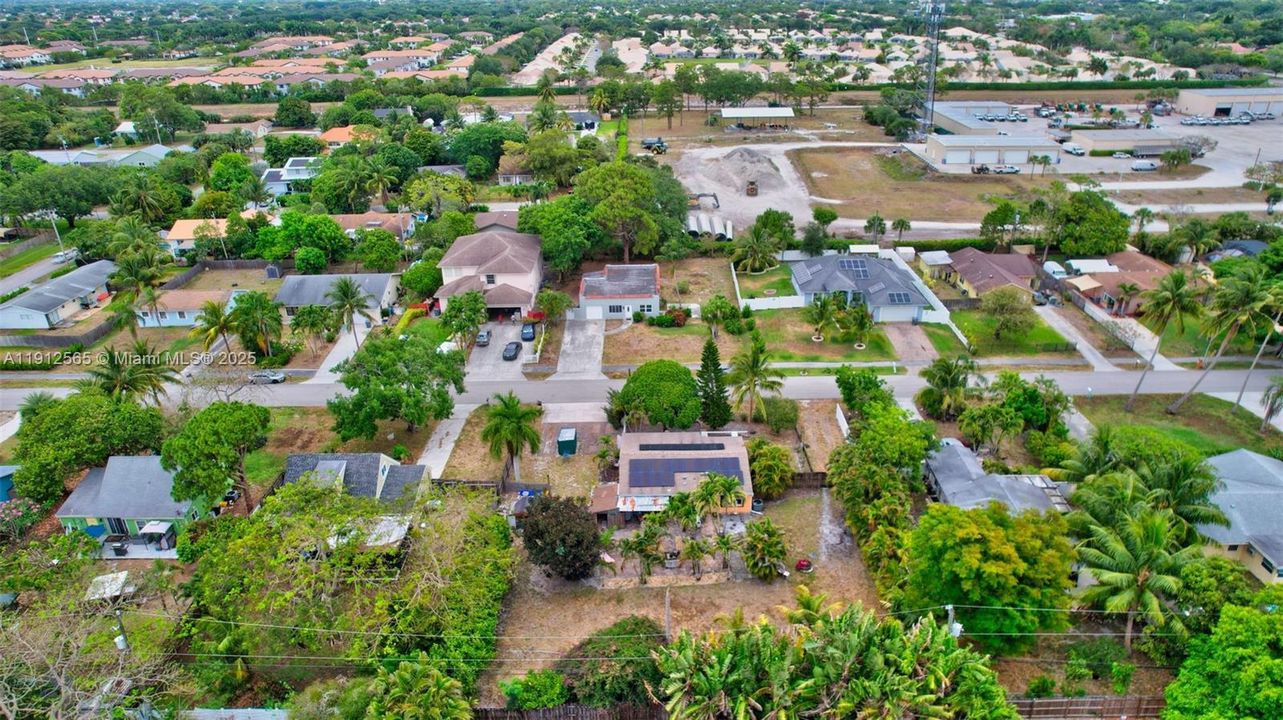 合同活跃: $365,000 (3 贝兹, 1 浴室, 1120 平方英尺)