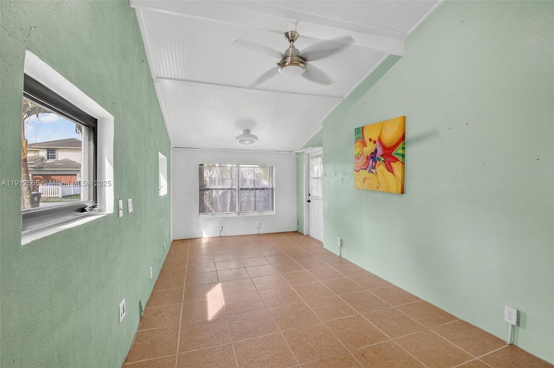 合同活跃: $365,000 (3 贝兹, 1 浴室, 1120 平方英尺)