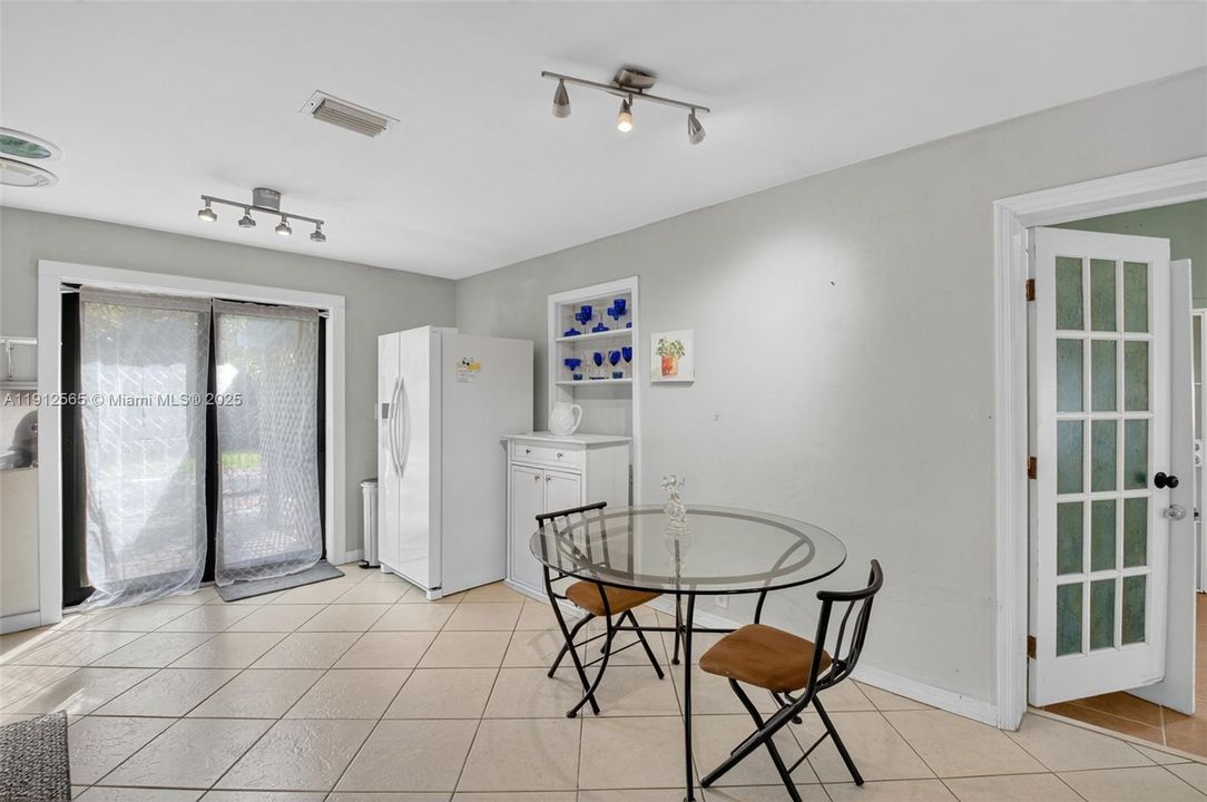 合同活跃: $365,000 (3 贝兹, 1 浴室, 1120 平方英尺)