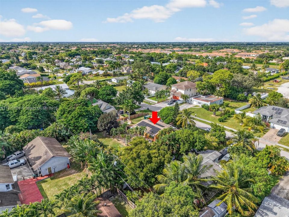 合同活跃: $365,000 (3 贝兹, 1 浴室, 1120 平方英尺)