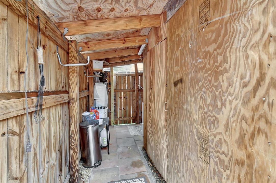 合同活跃: $365,000 (3 贝兹, 1 浴室, 1120 平方英尺)