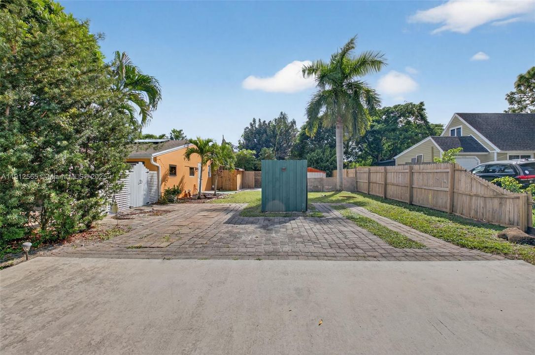 合同活跃: $365,000 (3 贝兹, 1 浴室, 1120 平方英尺)