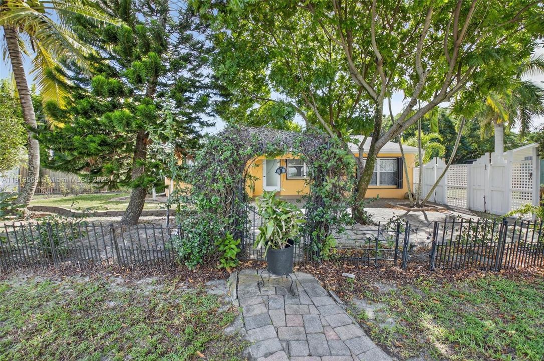 合同活跃: $365,000 (3 贝兹, 1 浴室, 1120 平方英尺)