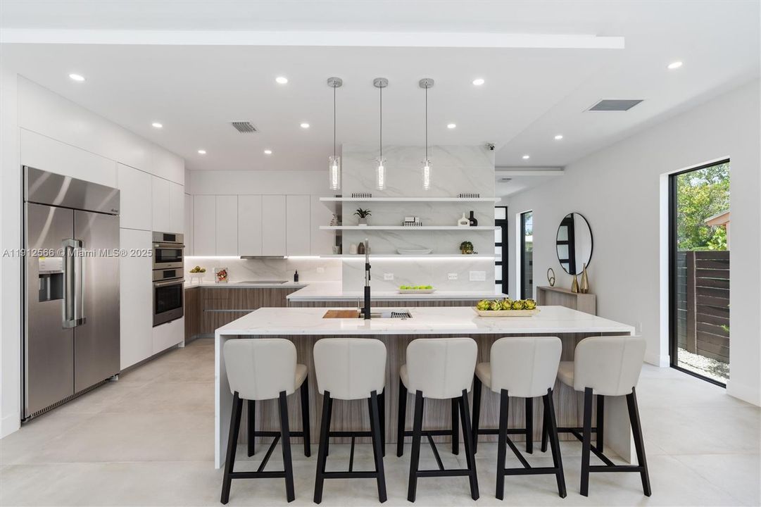 На продажу: $1,785,000 (3 спален, 3 ванн, 2526 Квадратных фут)