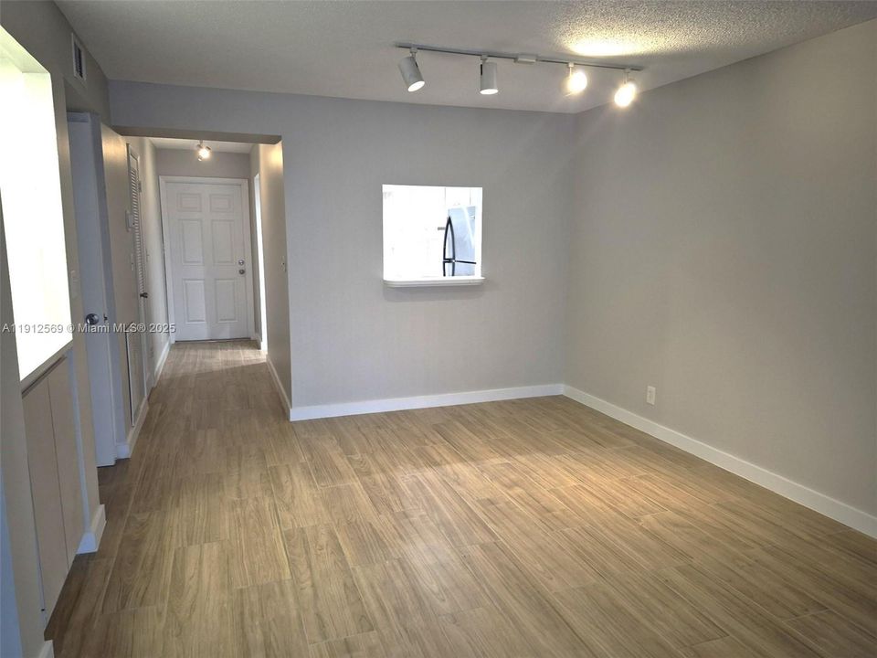 Active With Contract: $2,700 (2 beds, 2 baths, 1279 Square Feet)