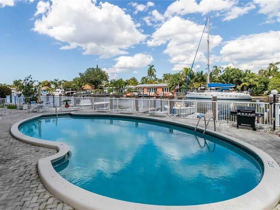 Active With Contract: $2,700 (2 beds, 2 baths, 1279 Square Feet)