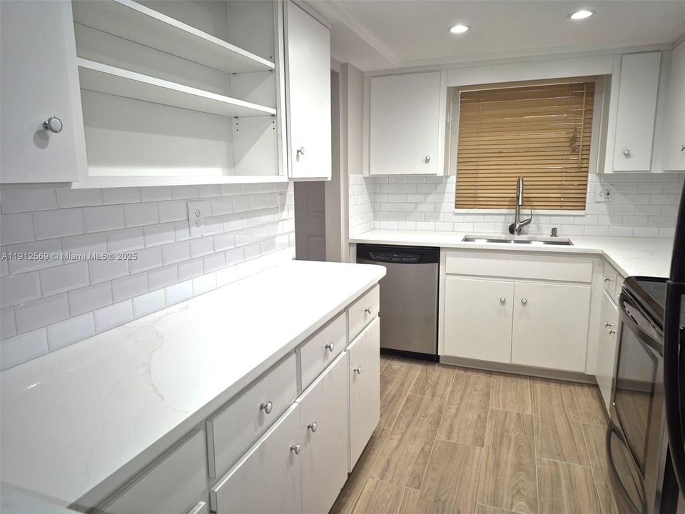 Active With Contract: $2,700 (2 beds, 2 baths, 1279 Square Feet)