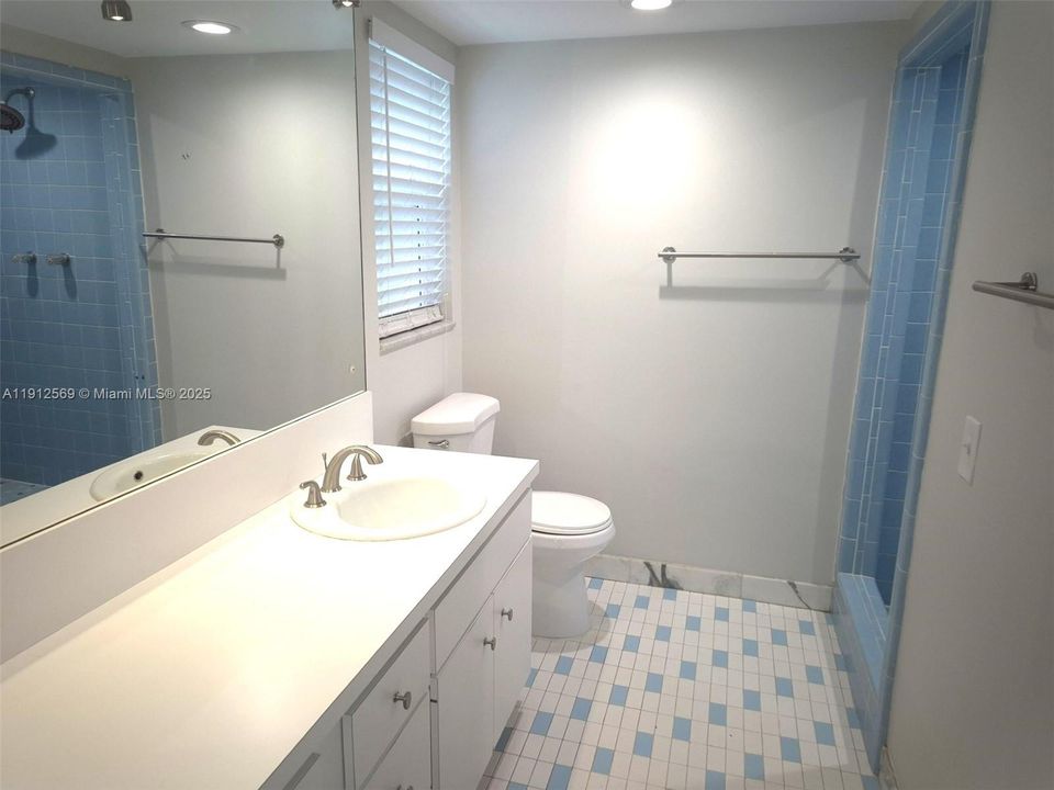 Active With Contract: $2,700 (2 beds, 2 baths, 1279 Square Feet)