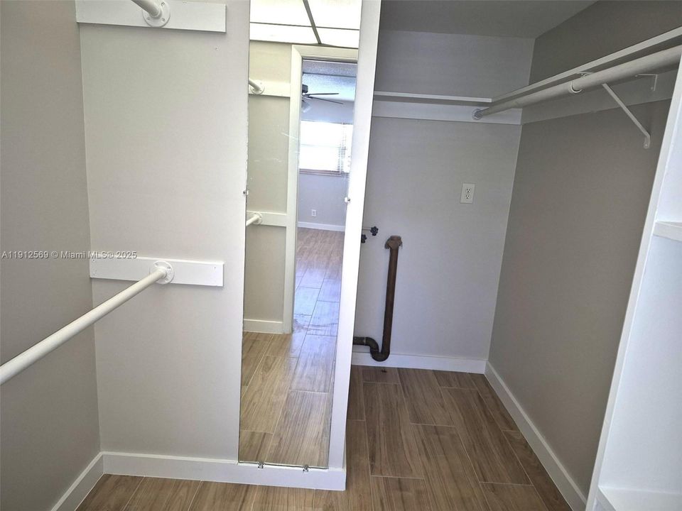 Active With Contract: $2,700 (2 beds, 2 baths, 1279 Square Feet)