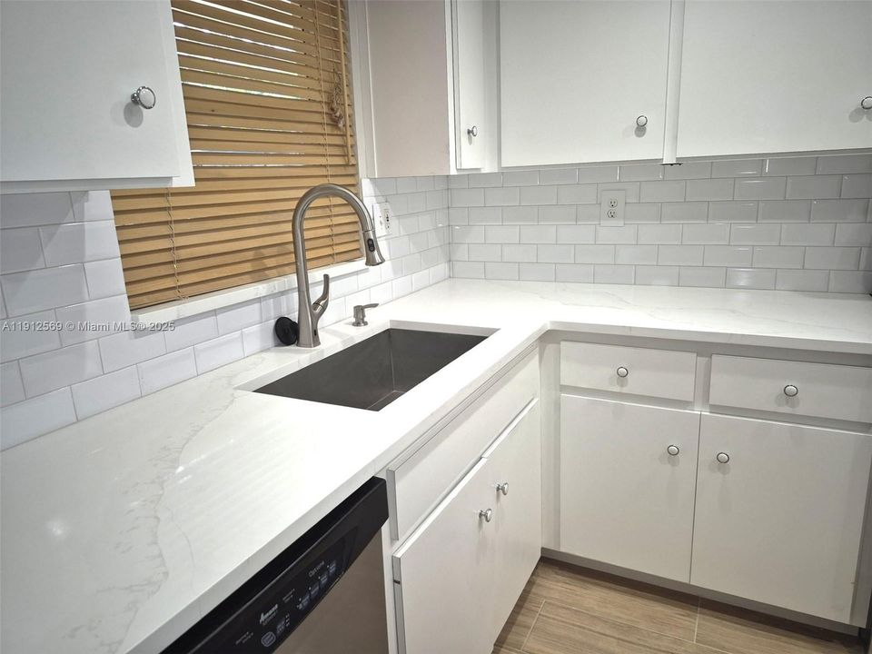 Active With Contract: $2,700 (2 beds, 2 baths, 1279 Square Feet)