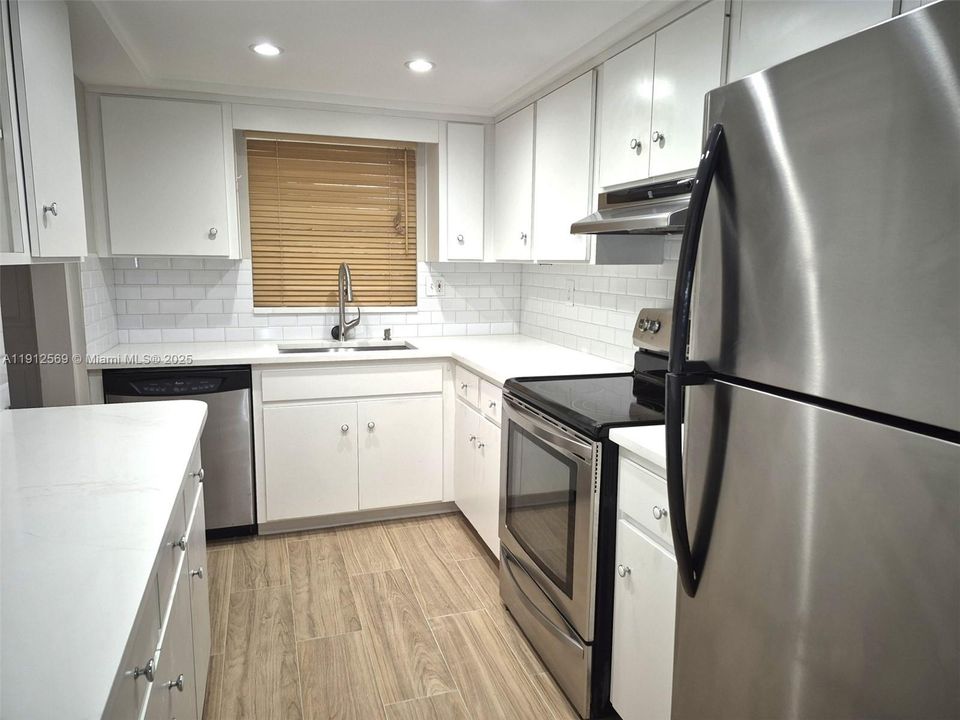 Active With Contract: $2,700 (2 beds, 2 baths, 1279 Square Feet)