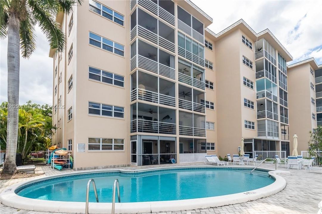 Active With Contract: $2,700 (2 beds, 2 baths, 1279 Square Feet)