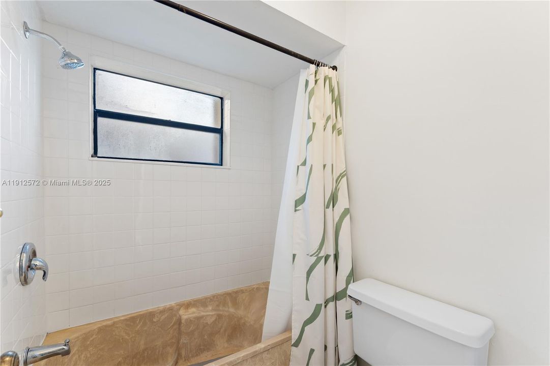 Под контрактом: $375,000 (2 спален, 2 ванн, 1290 Квадратных фут)