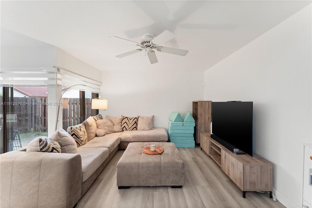 Под контрактом: $375,000 (2 спален, 2 ванн, 1290 Квадратных фут)