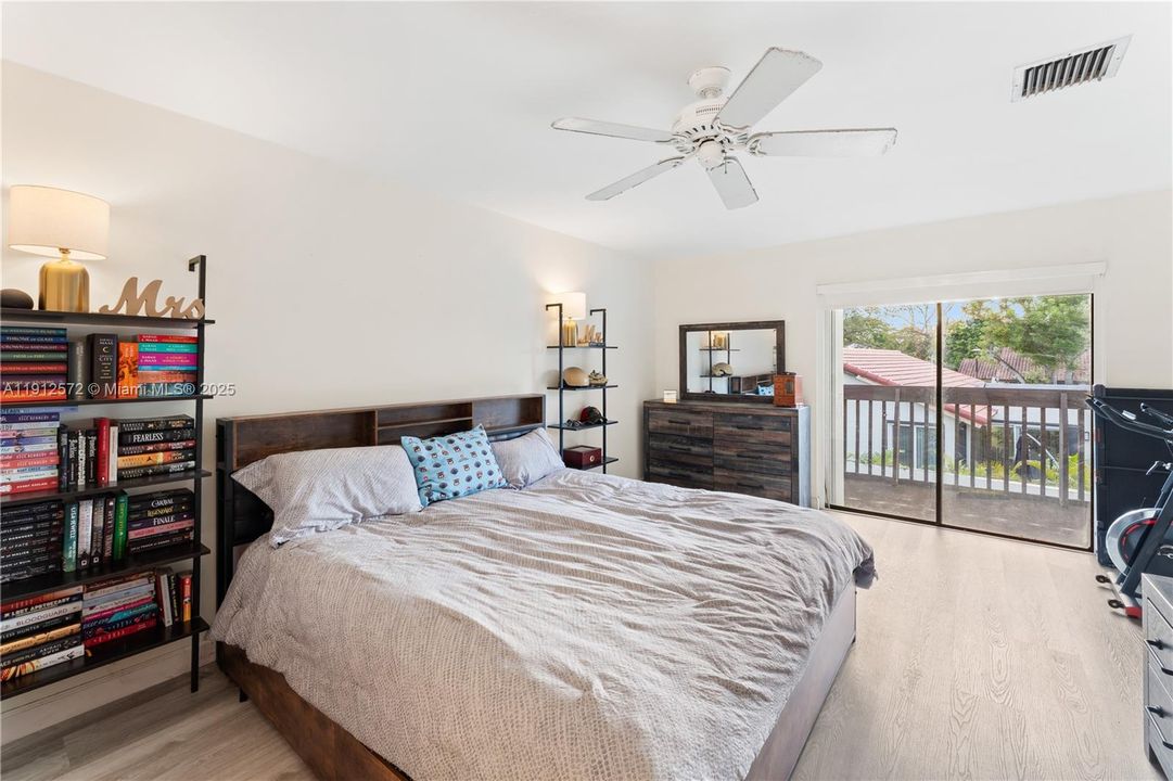 Под контрактом: $375,000 (2 спален, 2 ванн, 1290 Квадратных фут)