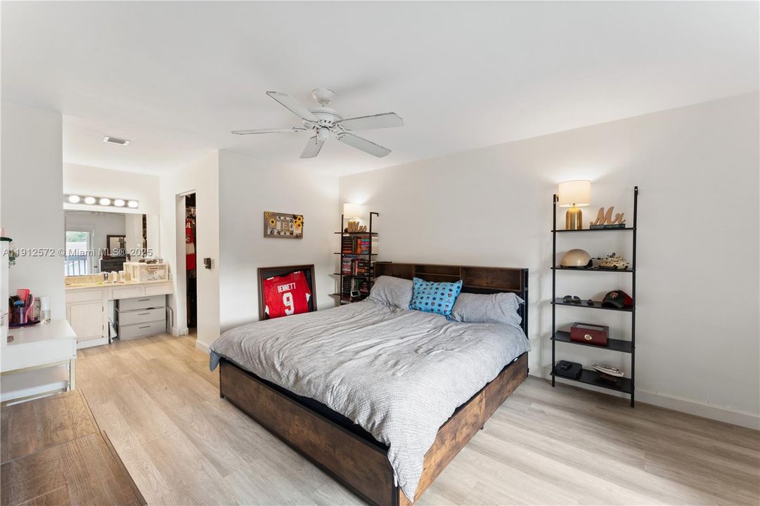 Под контрактом: $375,000 (2 спален, 2 ванн, 1290 Квадратных фут)