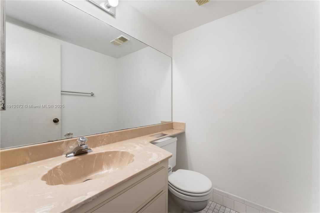 Под контрактом: $375,000 (2 спален, 2 ванн, 1290 Квадратных фут)