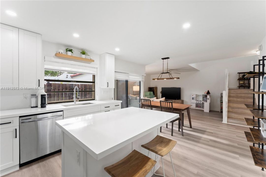 Под контрактом: $375,000 (2 спален, 2 ванн, 1290 Квадратных фут)