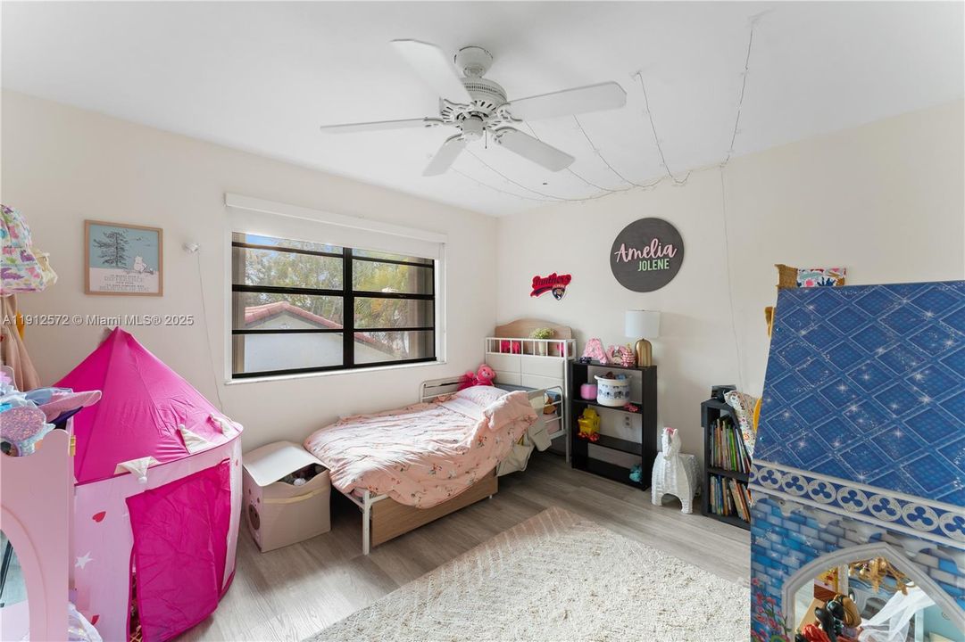 Под контрактом: $375,000 (2 спален, 2 ванн, 1290 Квадратных фут)