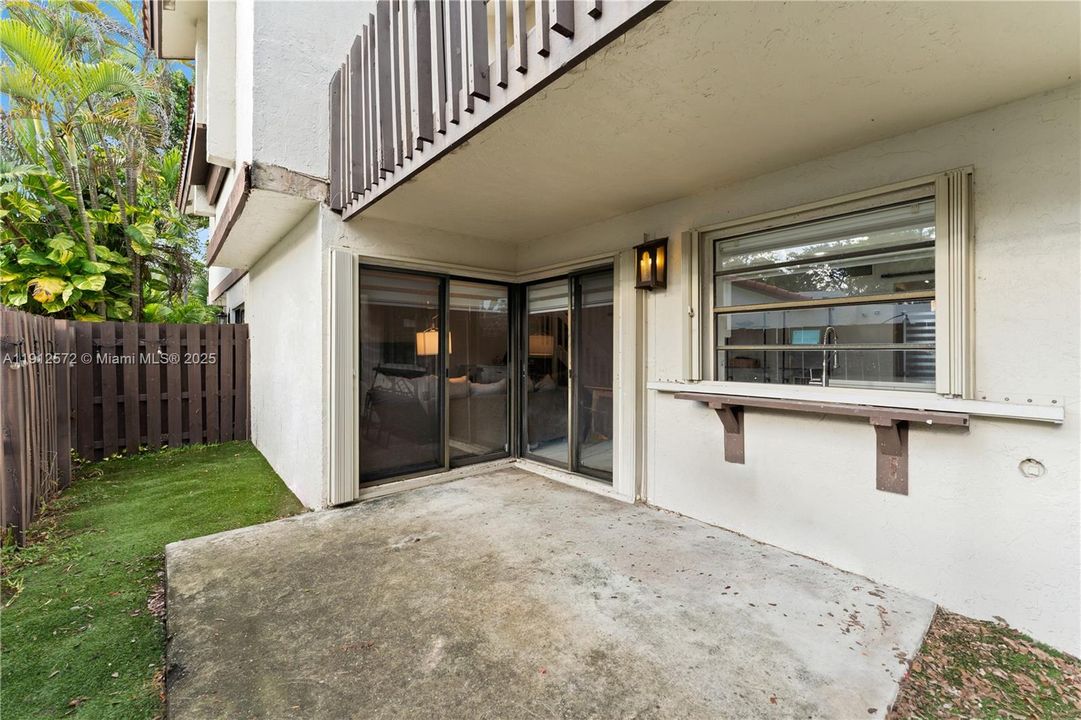 Под контрактом: $375,000 (2 спален, 2 ванн, 1290 Квадратных фут)