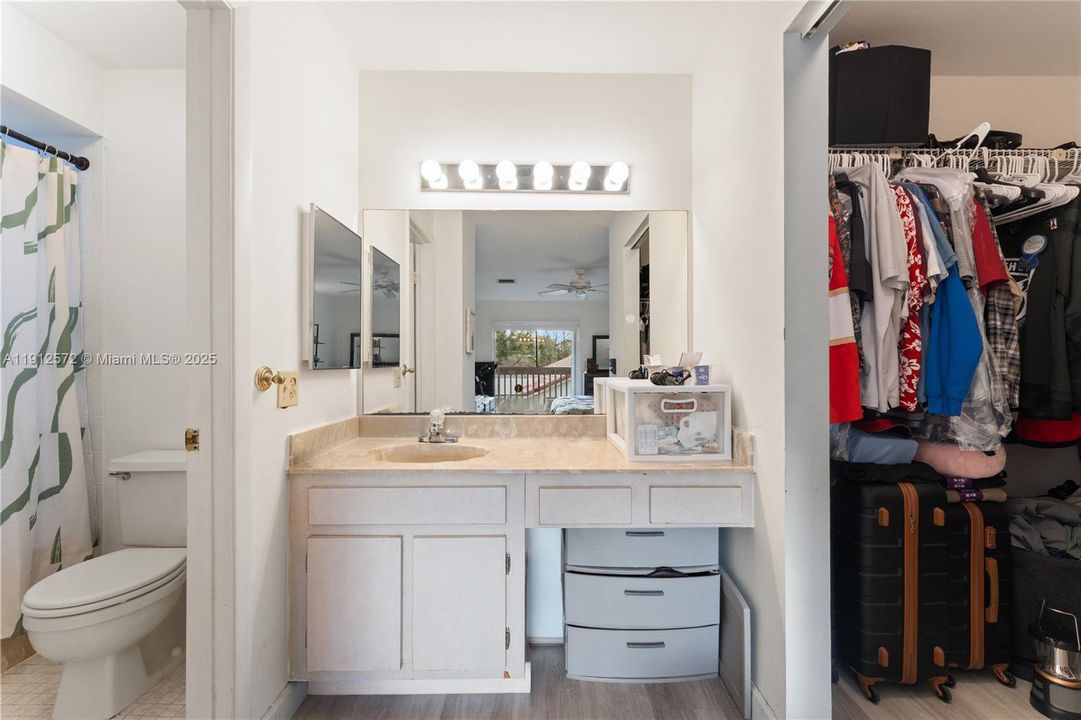 Под контрактом: $375,000 (2 спален, 2 ванн, 1290 Квадратных фут)