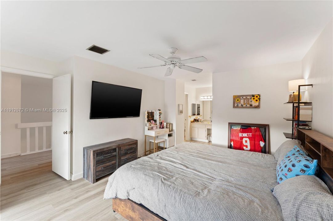 Под контрактом: $375,000 (2 спален, 2 ванн, 1290 Квадратных фут)