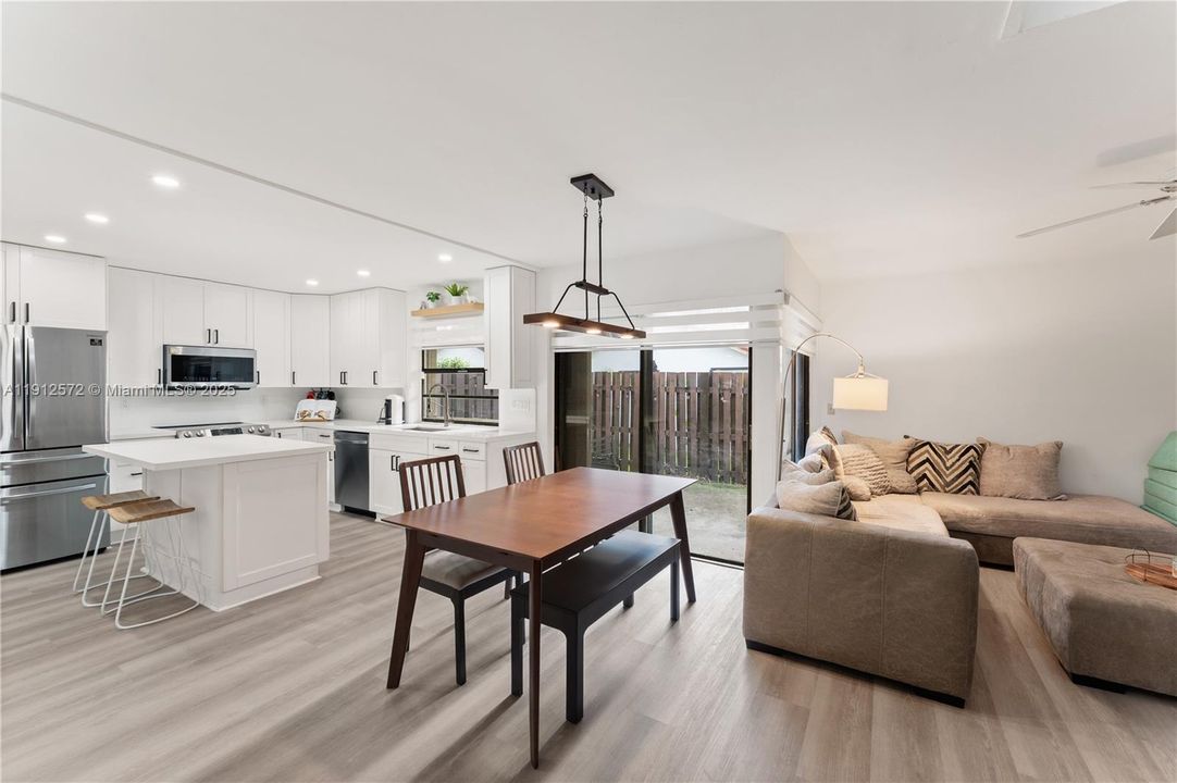 Под контрактом: $375,000 (2 спален, 2 ванн, 1290 Квадратных фут)