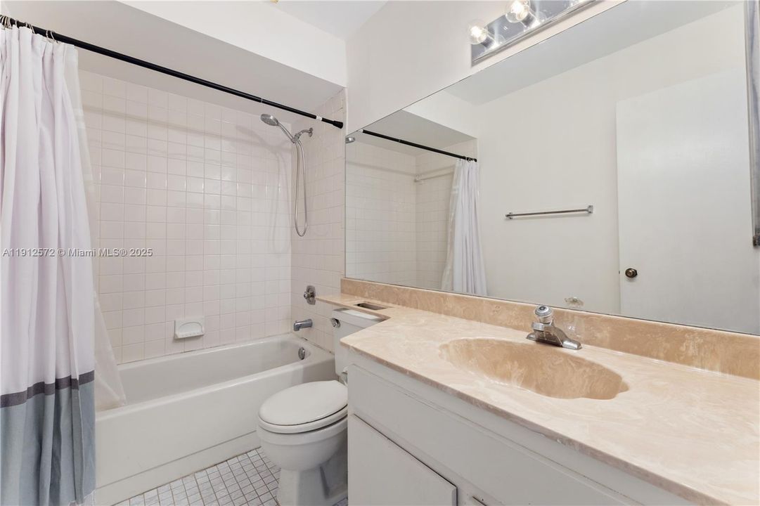 Под контрактом: $375,000 (2 спален, 2 ванн, 1290 Квадратных фут)