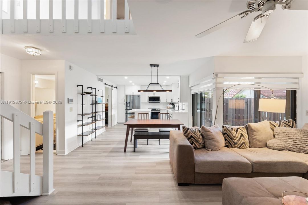 Под контрактом: $375,000 (2 спален, 2 ванн, 1290 Квадратных фут)