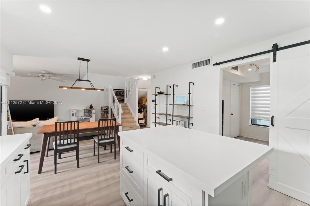 Под контрактом: $375,000 (2 спален, 2 ванн, 1290 Квадратных фут)