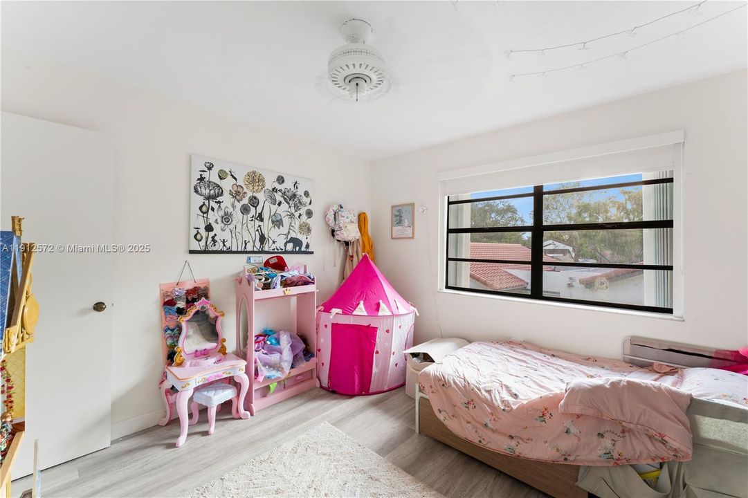 Под контрактом: $375,000 (2 спален, 2 ванн, 1290 Квадратных фут)