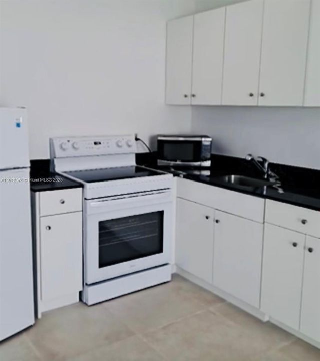For Rent: $1,800 (1 beds, 1 baths, 1404 Square Feet)