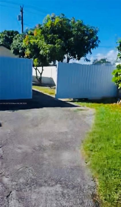 For Rent: $1,800 (1 beds, 1 baths, 1404 Square Feet)