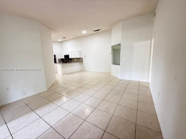 Activo con contrato: $2,500 (2 camas, 2 baños, 926 Pies cuadrados)