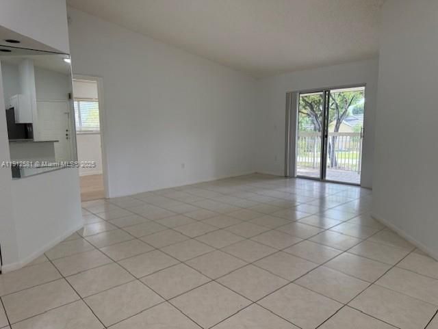 Activo con contrato: $2,500 (2 camas, 2 baños, 926 Pies cuadrados)