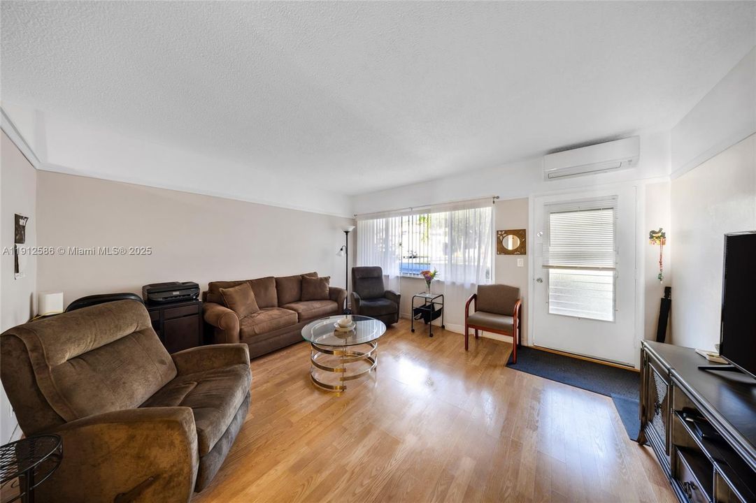 待售: $109,500 (1 贝兹, 1 浴室, 625 平方英尺)